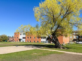 Greystone Court in Saskatoon, SK - Building Photo