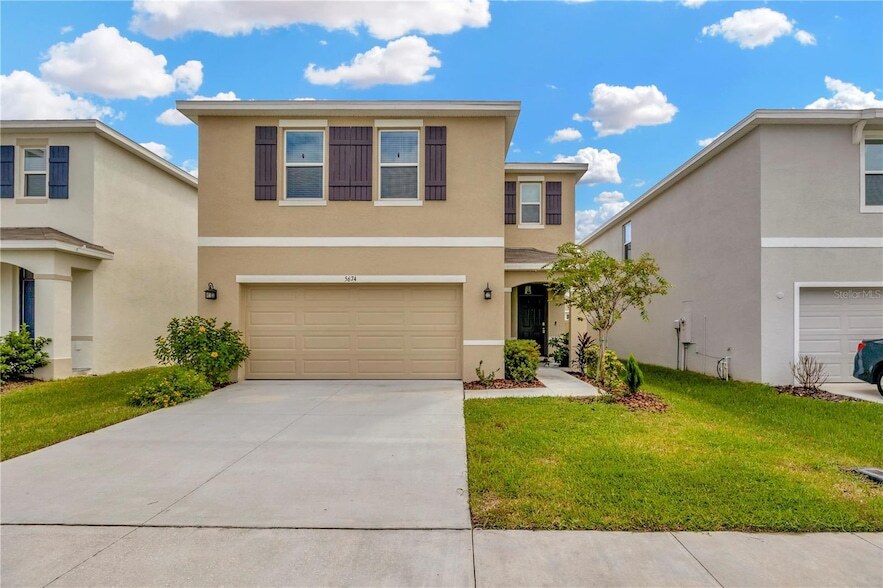 5674 Banbury Rdg Run, Unit 104 in Wesley Chapel, FL - Building Photo