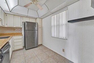 6301 N University Dr in Tamarac, FL - Foto de edificio - Building Photo