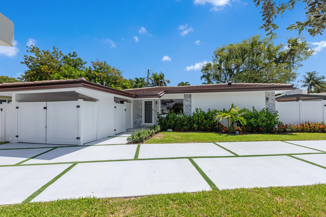 2556 Middle River Dr in Fort Lauderdale, FL - Foto de edificio - Building Photo