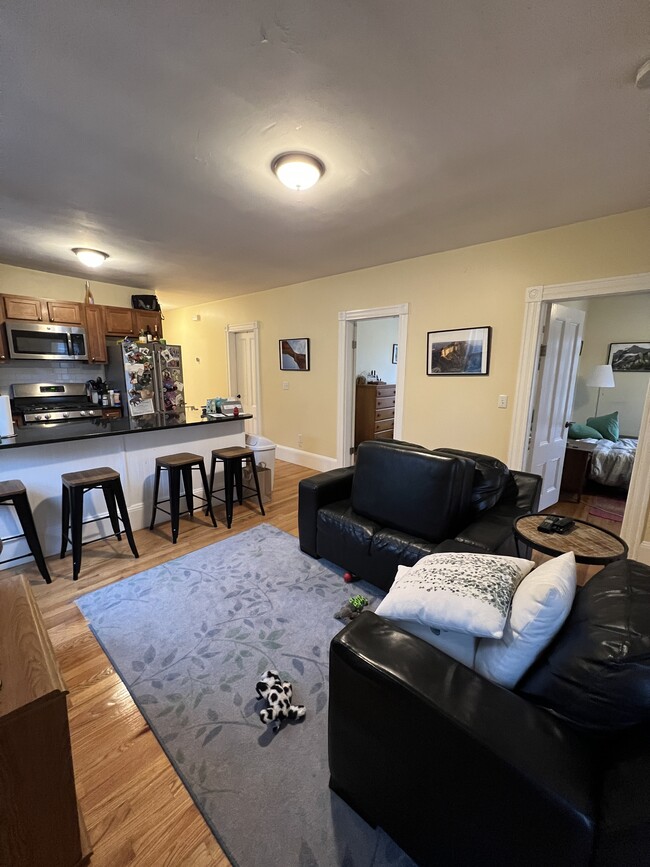 42 Gorham St, Unit 3 in Somerville, MA - Foto de edificio - Building Photo