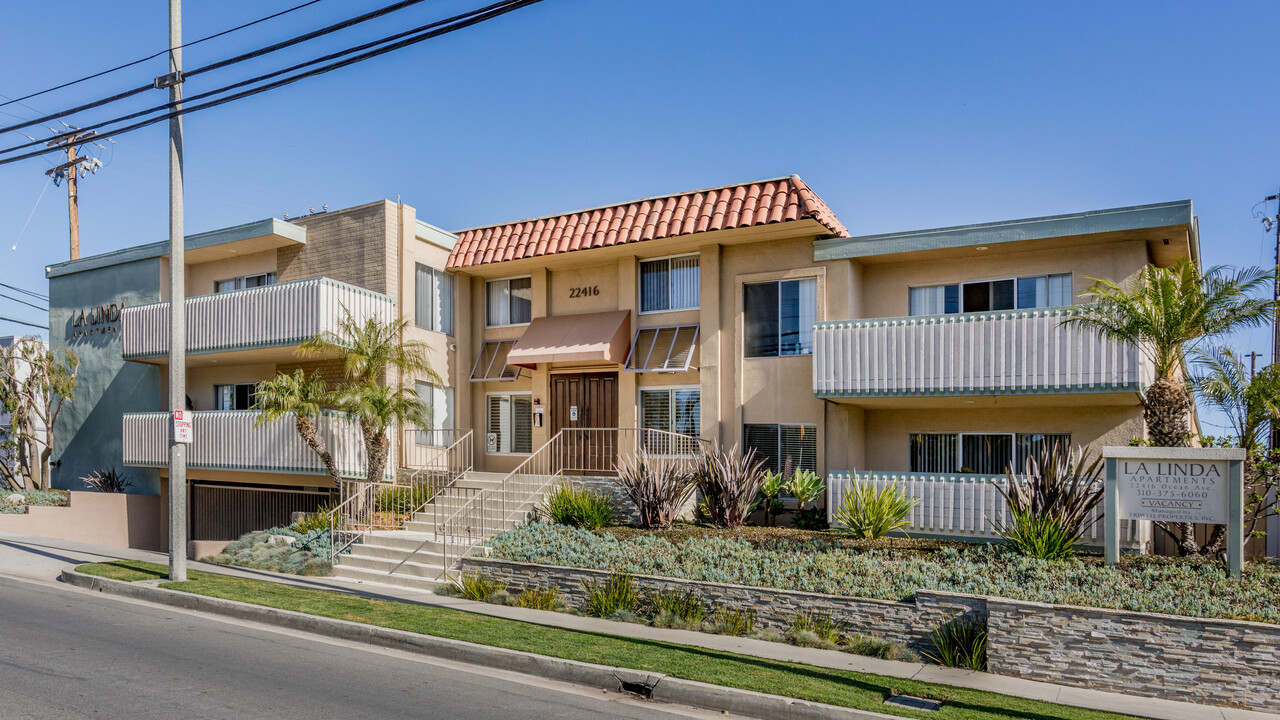 La Linda Apartments in Torrance, CA - Building Photo