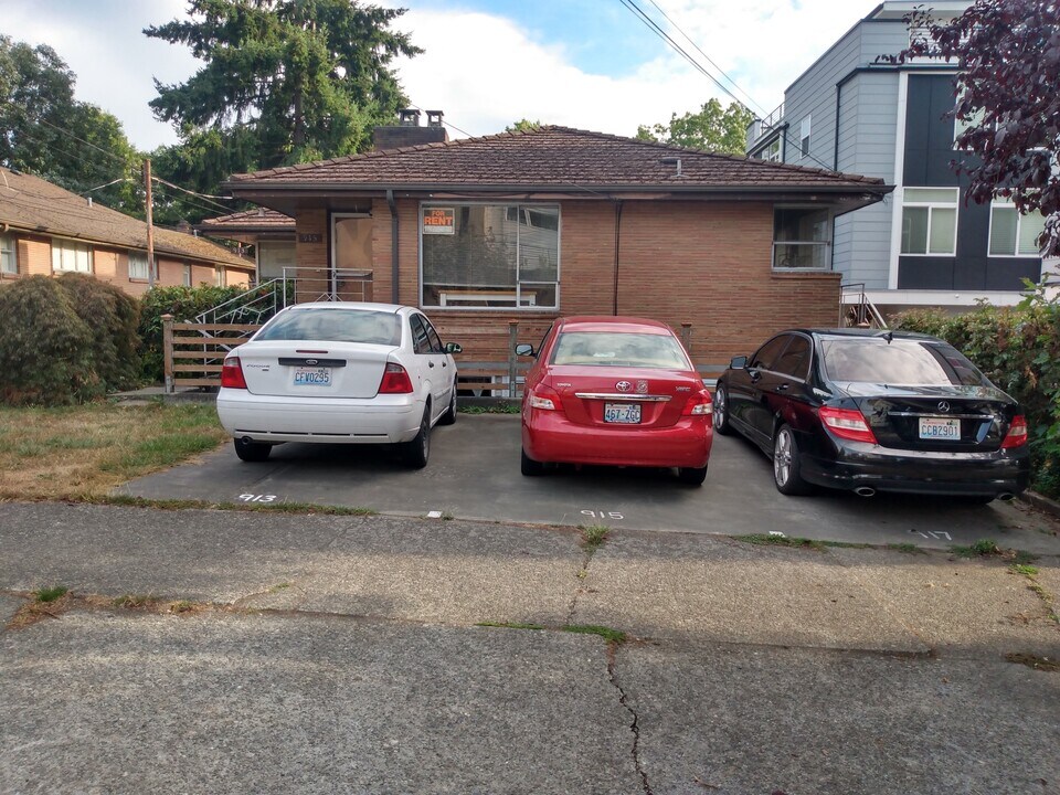 915 NW 56th St, Unit Triplex in Seattle, WA - Building Photo