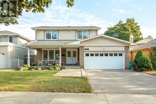 2429 Cliff Rd in Mississauga, ON - Building Photo