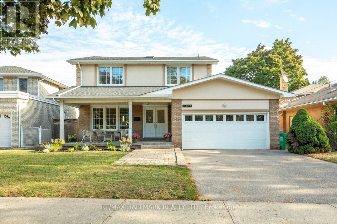 2429 Cliff Rd in Mississauga, ON - Building Photo