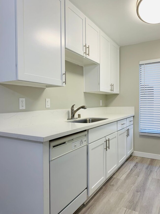 14228 Dickens St in Los Angeles, CA - Building Photo - Building Photo