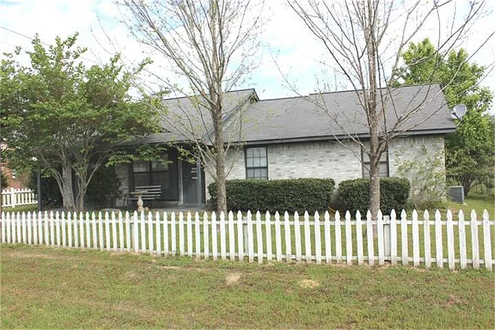 93 S Shirley Ln in Willis, TX - Building Photo