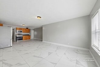 5700 NW 28th St in Miami, FL - Foto de edificio - Building Photo