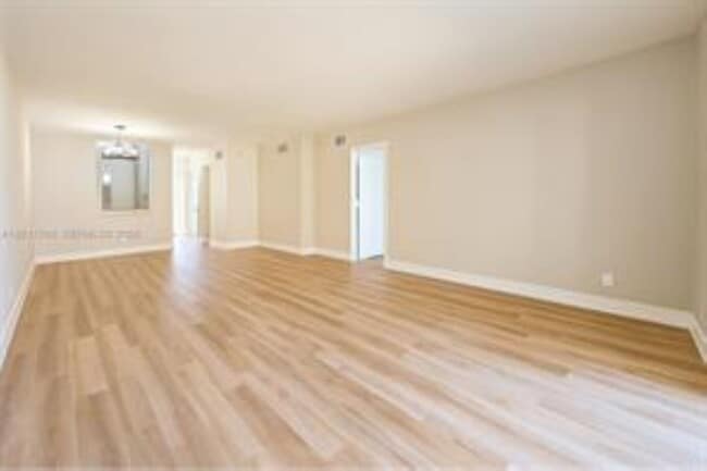 333 NW 17th Ct, Unit 203B in Fort Lauderdale, FL - Foto de edificio - Building Photo