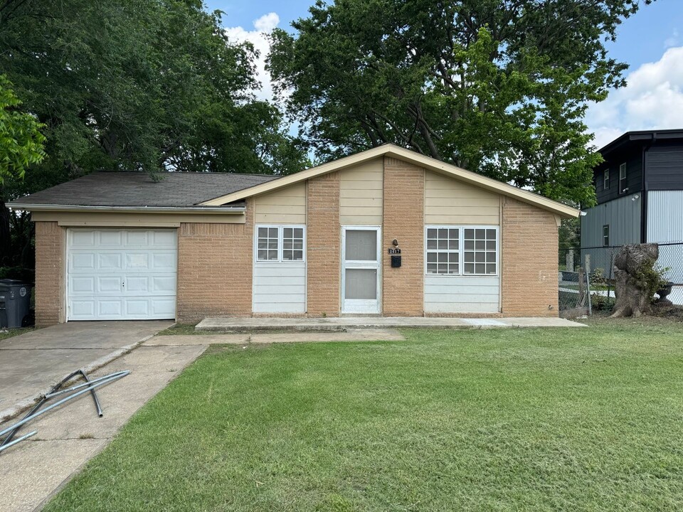 1417 E Reading St in Tulsa, OK - Building Photo