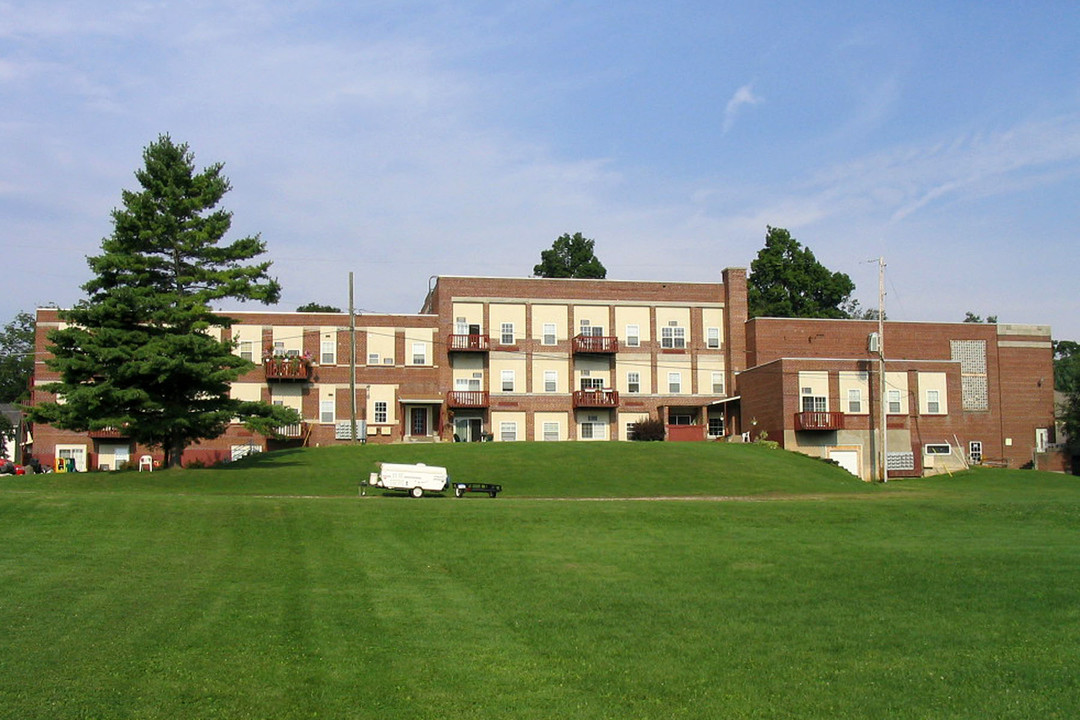 Creekside Apartments in Olivet, MI - Building Photo