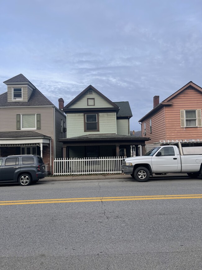 property at 423 Warwood Ave