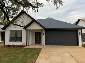 711 E Hanna St in Denison, TX - Building Photo