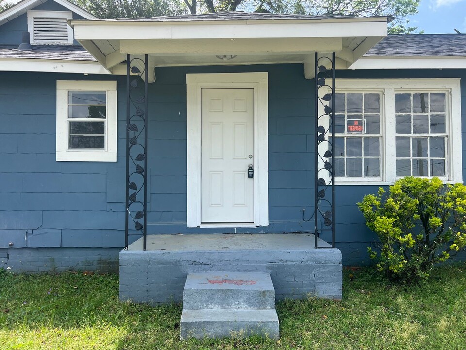 3226 Lower Wetumpka Rd in Montgomery, AL - Foto de edificio