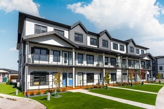 Latitude 49 Townhomes in Winnipeg, MB - Foto de edificio - Building Photo