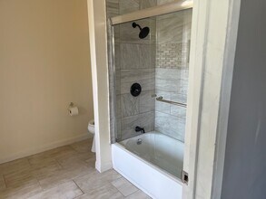 15013 Hartsook St, Unit Main House in Sherman Oaks, CA - Foto de edificio - Building Photo