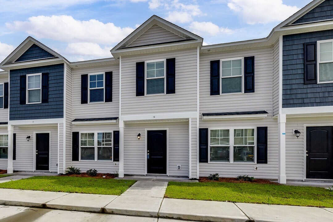 37 Red Robin Ct in Port Wentworth, GA - Building Photo