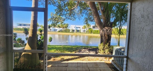 211 Mallory Ct in Weston, FL - Building Photo - Building Photo