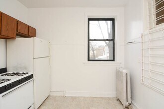 2426 N Sawyer Ave in Chicago, IL - Building Photo - Building Photo