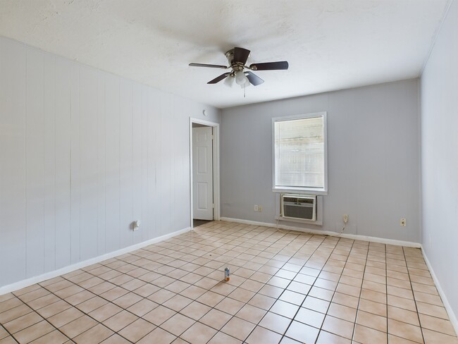 308 Ehlinger Dr in Bryan, TX - Foto de edificio - Building Photo