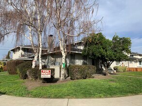 2053 Town and Country Ln, Unit 2 in Santa Clara, CA - Foto de edificio - Building Photo