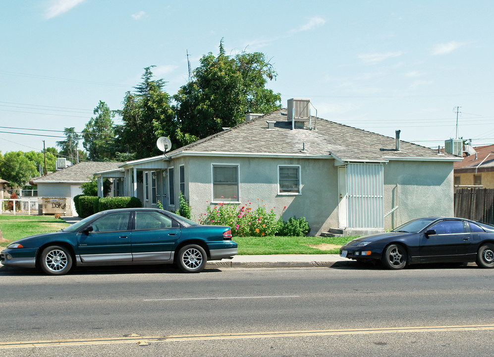 3367 E Clinton Ave in Fresno, CA - Building Photo