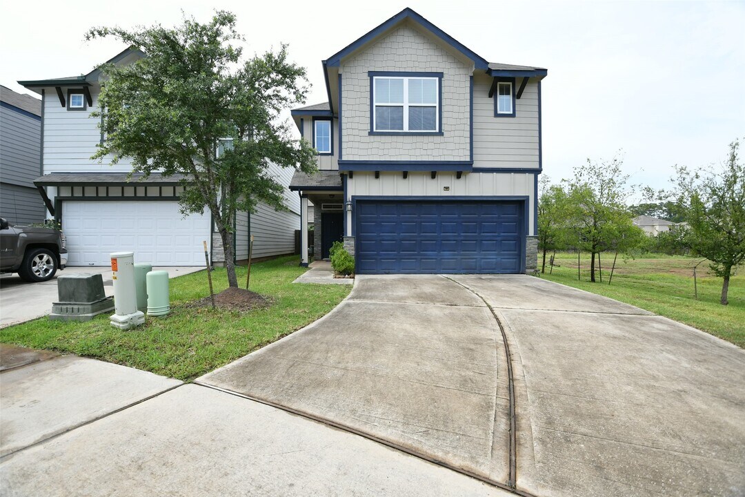 104 Camelot Pl Ct in Conroe, TX - Building Photo