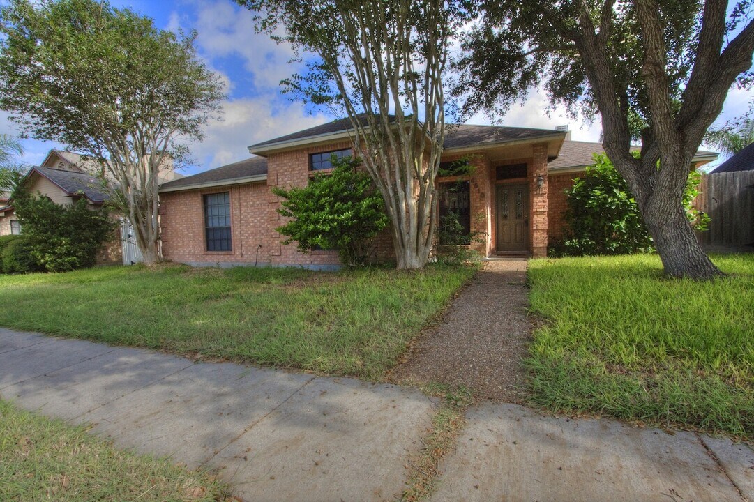 4510 Silver Hollow Dr in Corpus Christi, TX - Building Photo