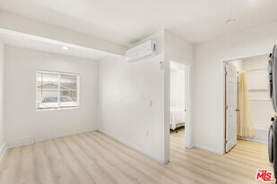 7703 Baird Ave in Los Angeles, CA - Building Photo