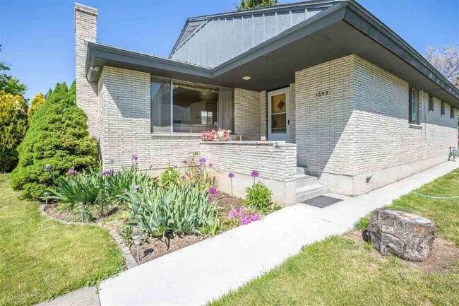 property at 1653 E Providence Ave