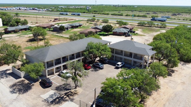 300 N Grande Ave in Encinal, TX - Building Photo - Building Photo