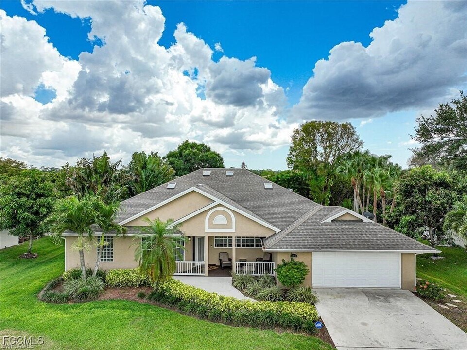 6715 Willow Lake Cir in Ft. Myers, FL - Building Photo