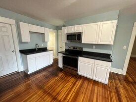 988 Chicopee St, Unit Apt 1 in Chicopee, MA - Building Photo
