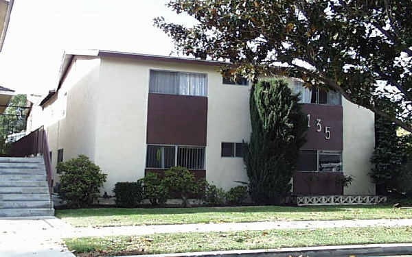 135 N Lamer St in Burbank, CA - Building Photo - Building Photo