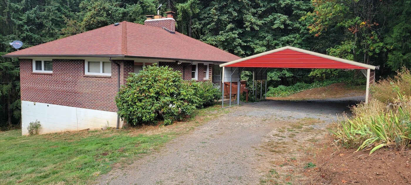 17900 NE Hillsboro Hwy in Newberg, OR - Building Photo