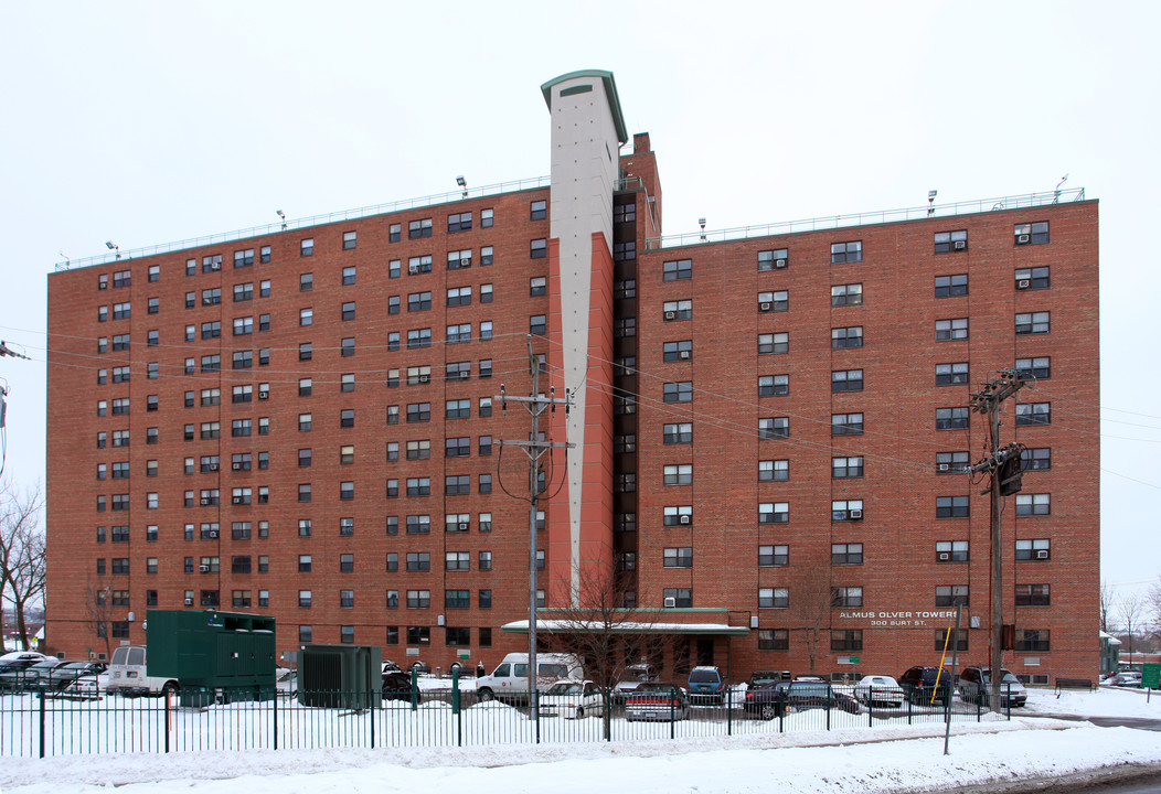 Almus Olver Towers in Syracuse, NY - Foto de edificio