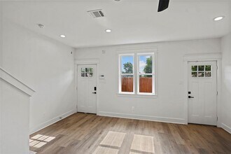 8419 Venus St in Houston, TX - Foto de edificio - Building Photo