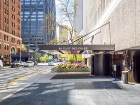 200 E Delaware Pl in Chicago, IL - Building Photo