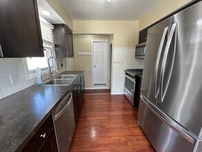 1121 Crescent St NE in Grand Rapids, MI - Building Photo - Building Photo