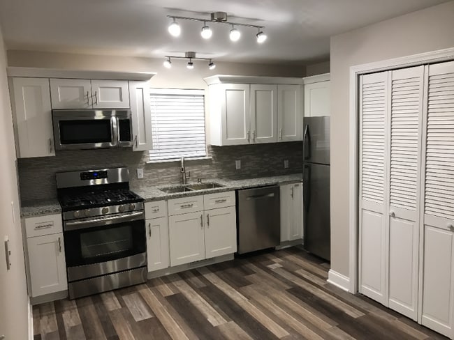 105 N Elm St, Unit 103 in Franklin Grove, IL - Building Photo - Building Photo