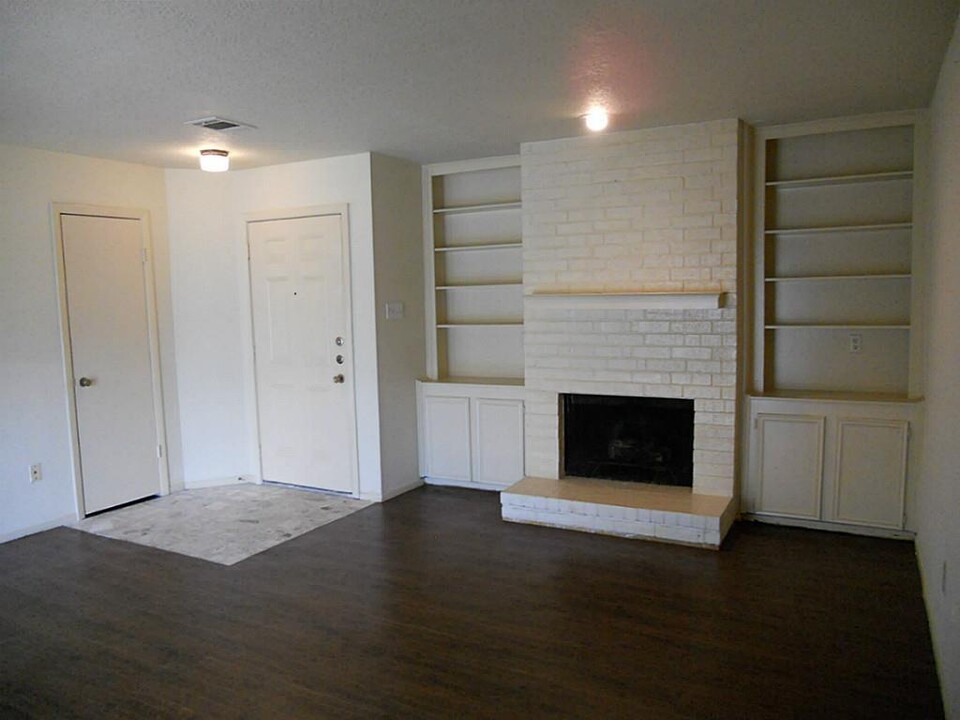 10814 Lynbrook Dr in Houston, TX - Building Photo