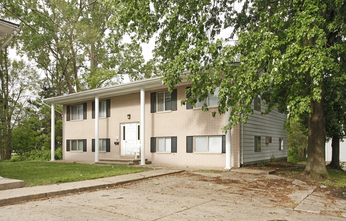 Colonial Apartments in Fenton, MI - Building Photo