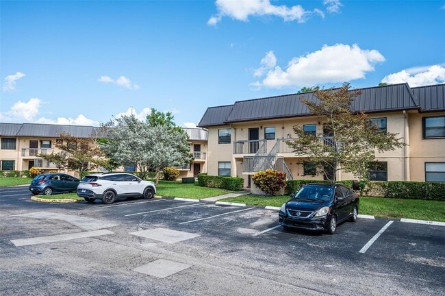 141 NW 93rd Ave, Unit 102 in Pembroke Pines, FL - Building Photo - Building Photo