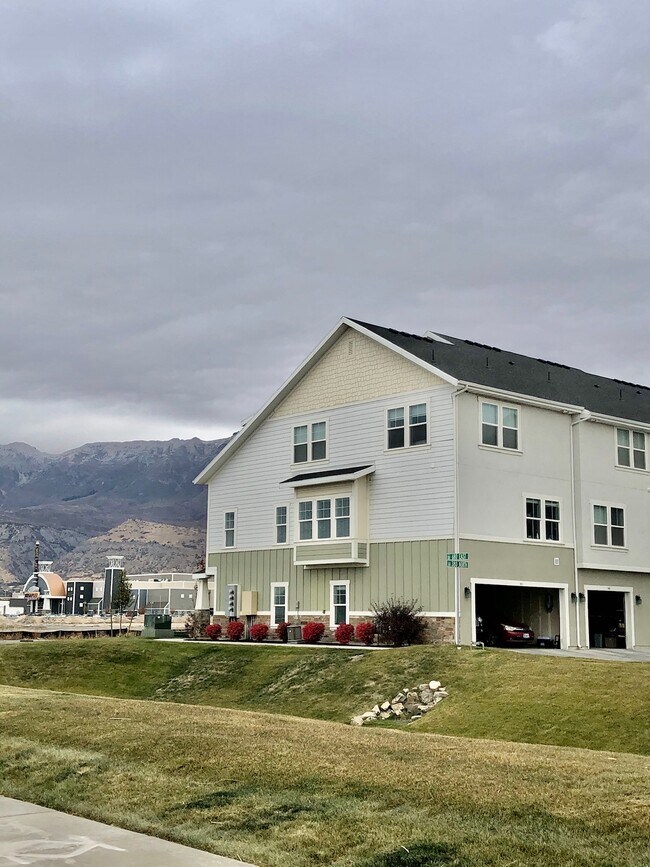 631 E 380 N, Unit Master Bedroom in Vineyard, UT - Foto de edificio - Building Photo