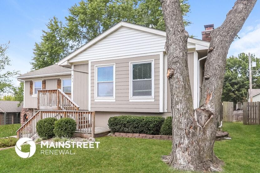 525 NW Manor Dr in Blue Springs, MO - Building Photo