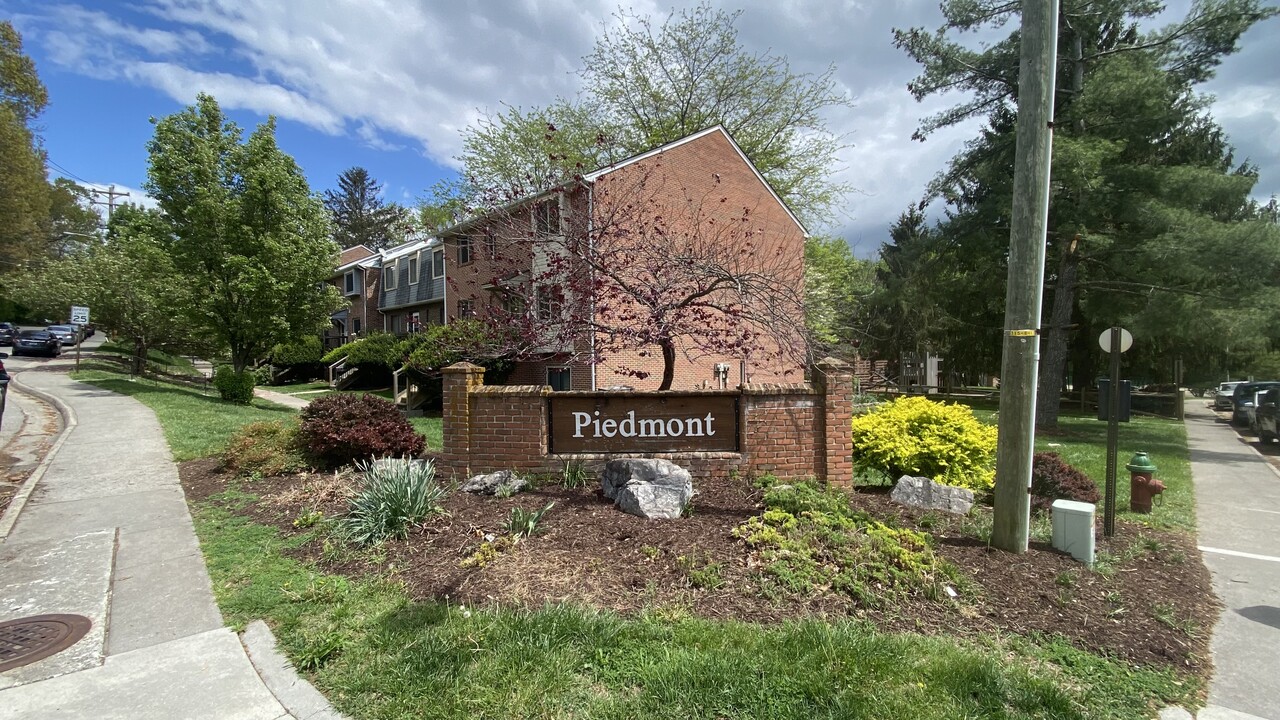 500 Nellies Cave Rd in Blacksburg, VA - Foto de edificio