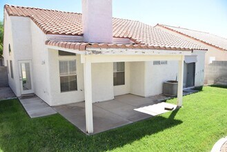 5453 Desert Valley Dr in Las Vegas, NV - Building Photo - Building Photo