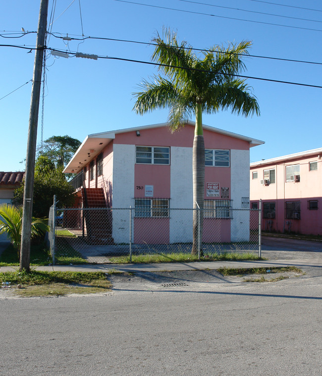 750 NW 70th St in Miami, FL - Foto de edificio - Building Photo