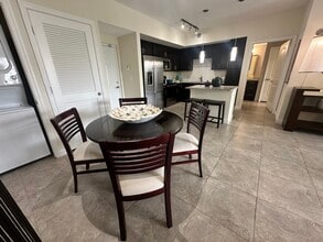 4831 NW 112th Ct, Unit B1 in Doral, FL - Foto de edificio - Building Photo