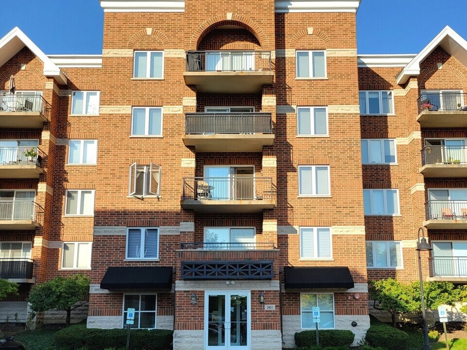 3451 N Carriageway Dr in Arlington Heights, IL - Building Photo